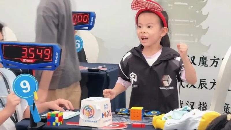 Fetita de 6 ani care a uimit lumea Cubului Rubik. Lian Yunzhi a stabilit doua recorduri in numai trei zile