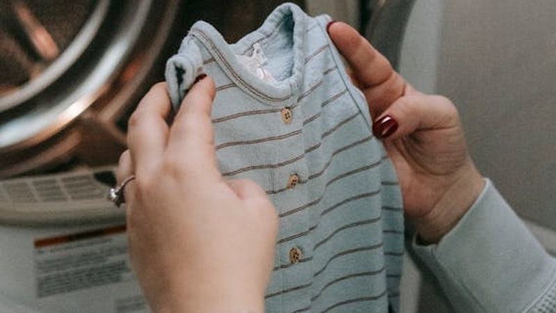 Cum spalam corect hainele bebelusului: ghid complet pentru igiena si sanatatea celor mici