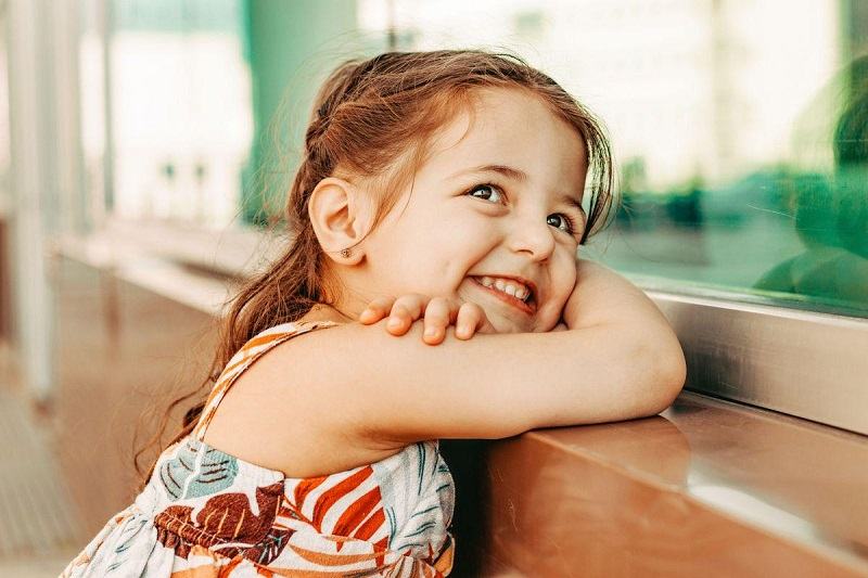 Copilul isi atinge mereu cerceii? Cele mai frecvente greseli facute in primele saptamani dupa gaurirea urechilor