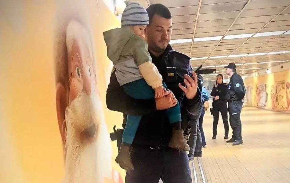 Panica la metrou Unirii, dupa ce o femeie insarcinata s-a prabusit din cauza contractiilor. Un politist i-a linistit copilul de 3 ani: „A inceput..."