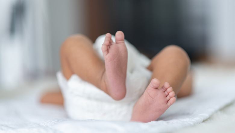 Nou-nascut infectat cu COVID de la mama, in stare grava la Maternitatea Suceava
