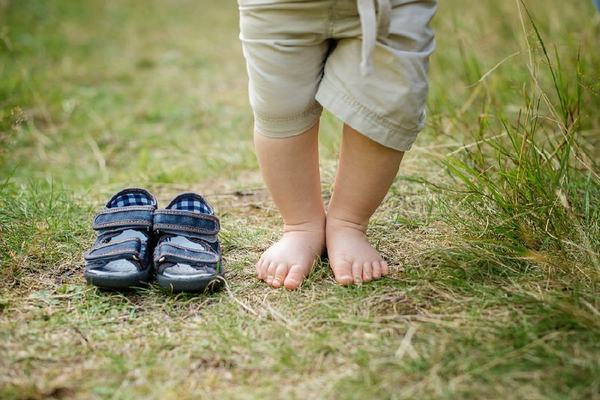 Cinci motive pentru care ar trebui sa iti lasi copilul sa umble descult afara