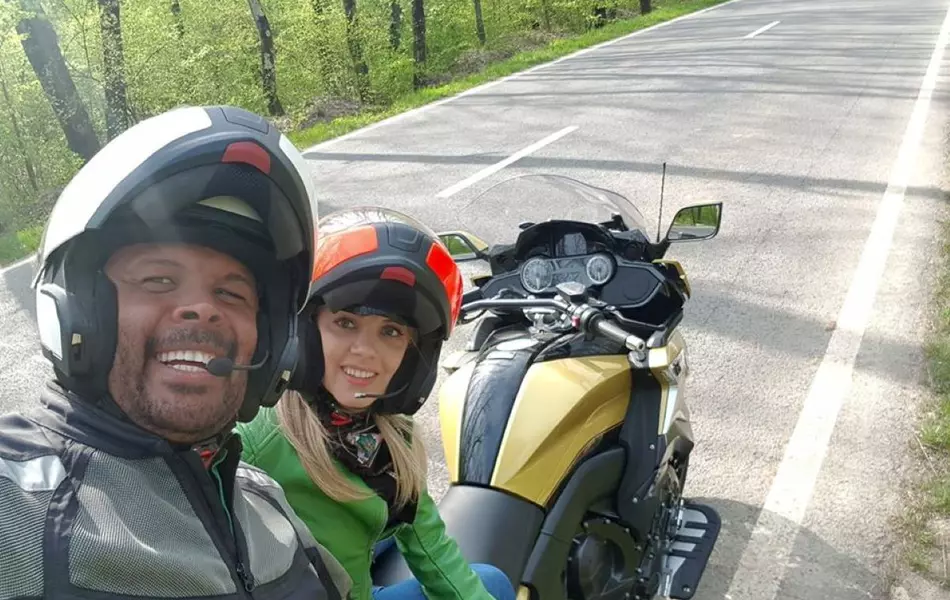 Cabral si Andreea Ibacka, implicati intr-un accident cu motocicleta in Bucuresti. Actrita a fost transportata la spital