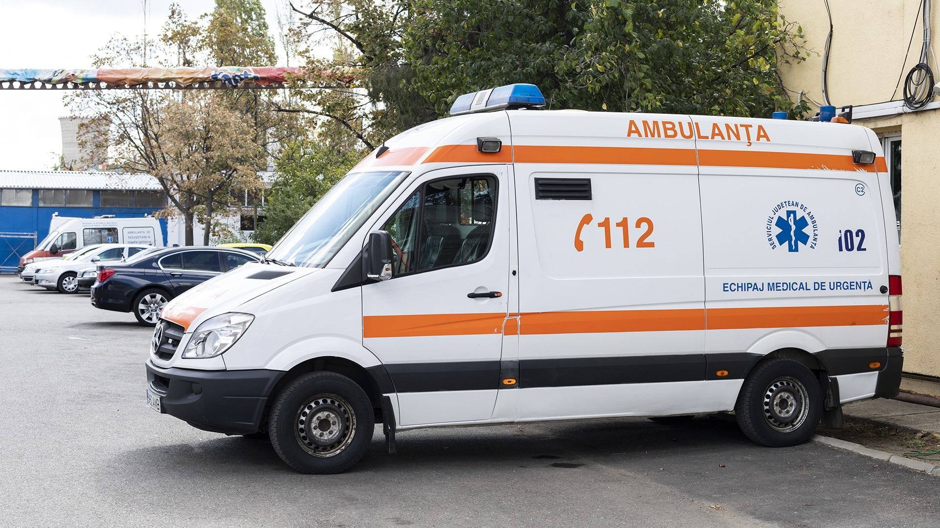 Un copil de 3 ani din Chiajna a cazut de la etajul 3 direct pe o masina parcata