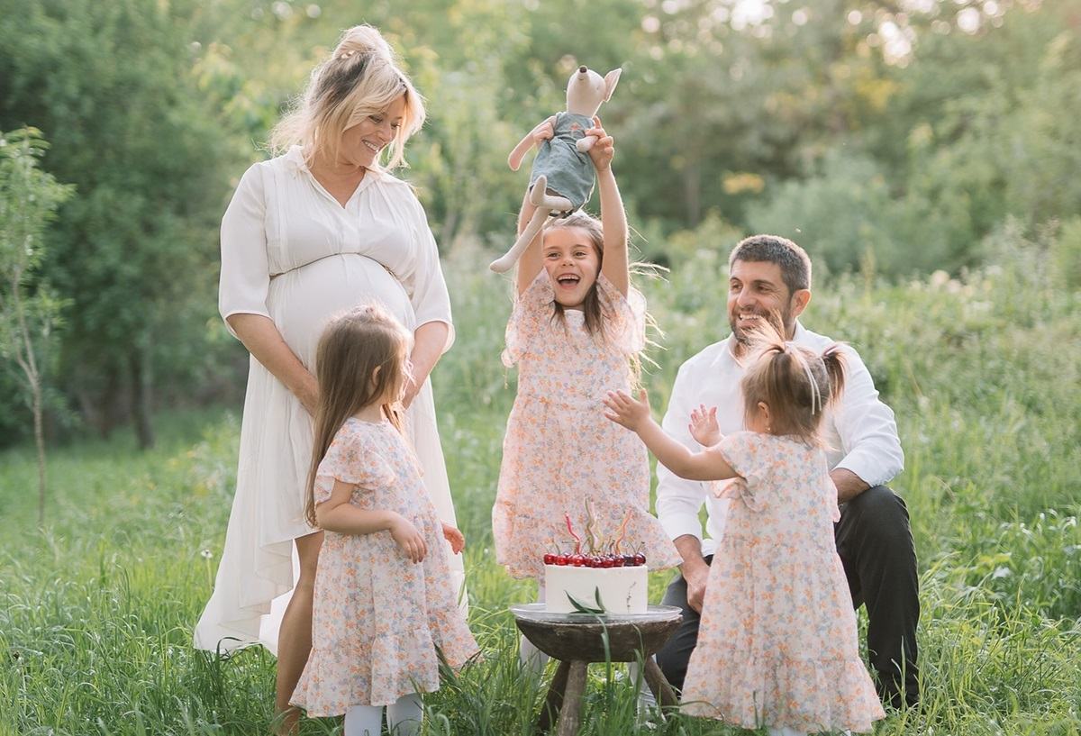 Laura Cosoi a dat o petrecere pentru cele trei fetite ale ei, cu putin timp inainte de a naste al patrulea copil