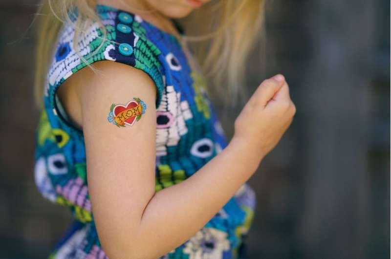 Tatuajele temporare utilizate de copii ar putea afecta pielea