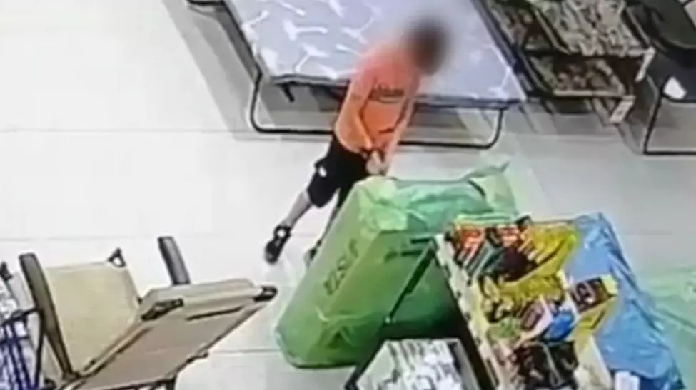 Un baietel de 6 ani a...