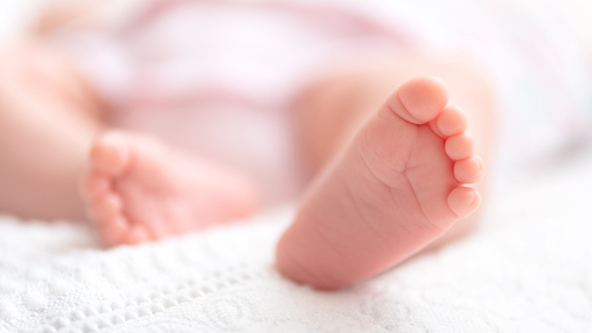 Bebelus de 11 luni in coma dupa ce a inghitit metadona. Bunica si parintii, arestati in Belgia