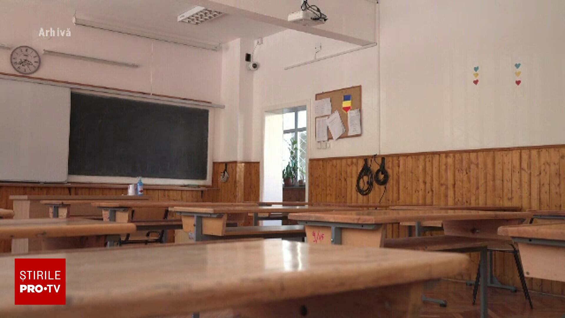 Un copil de 7 ani si mama lui, agresati de o femeie de serviciu dintr-o scoala din Vaslui. "Te omor, te strang de gat"