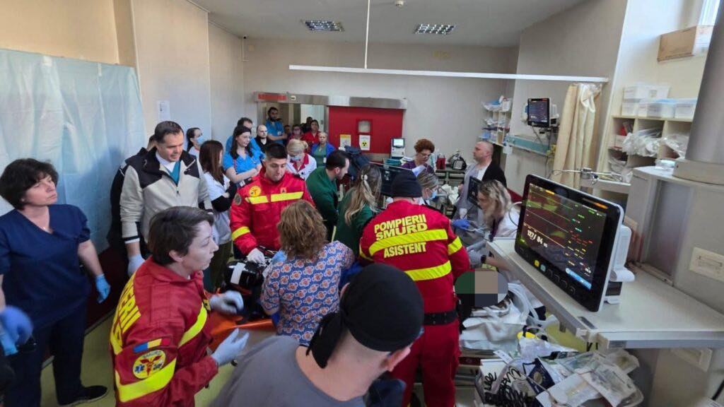 O armata de medici din Iasi a incercat sa o salveze pe femeia insarcinata ranita in accidentul de pe DN 24. Rezerva de sange la UPU, epuizata