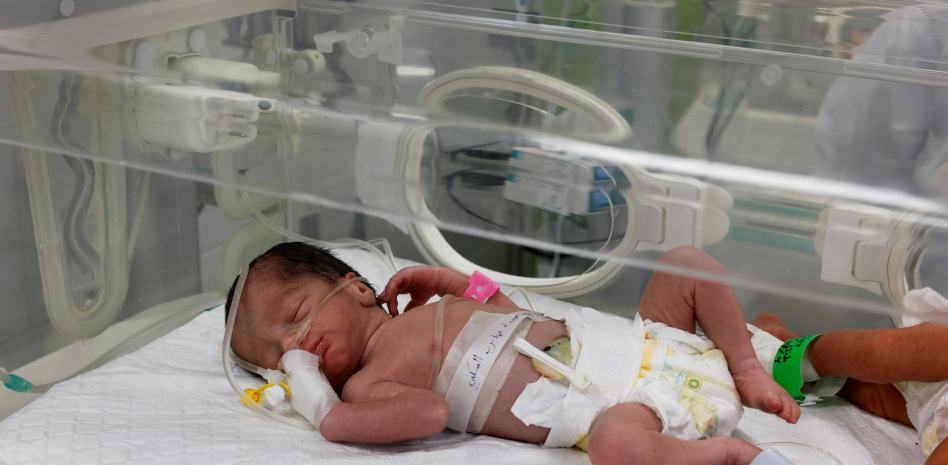 Minunile chiar exista. Un bebelus din Gaza a fost salvat viu din pantecele mamei ucise in atacul Israelului