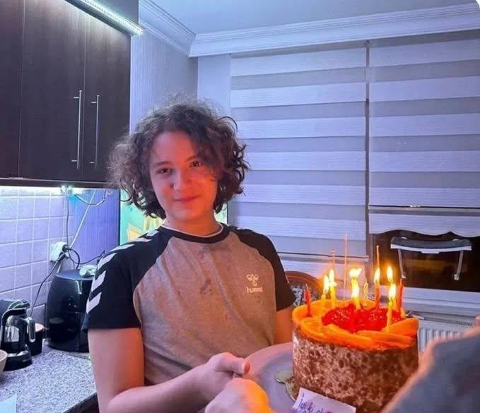 Adolescentul implicat in atacul din Turcia era obsedat de arme si scria constant intr-un caiet, spun profesorii