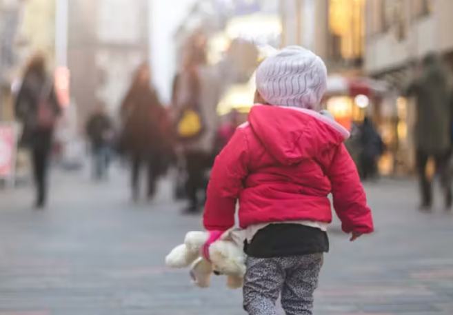 Fetita de 2 ani gasita ratacind pe strazi in toiul noptii, in Falticeni. Mama era beata