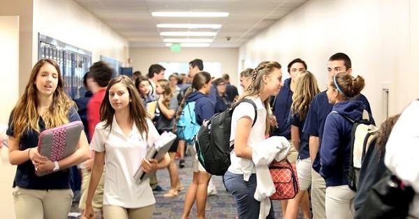 Directoarea unui liceu de top din Bucuresti, despre elevi: "Negociaza orice cu profesorii. Daca vin in chiloti la scoala, nu poti sa-i trimiti acasa"