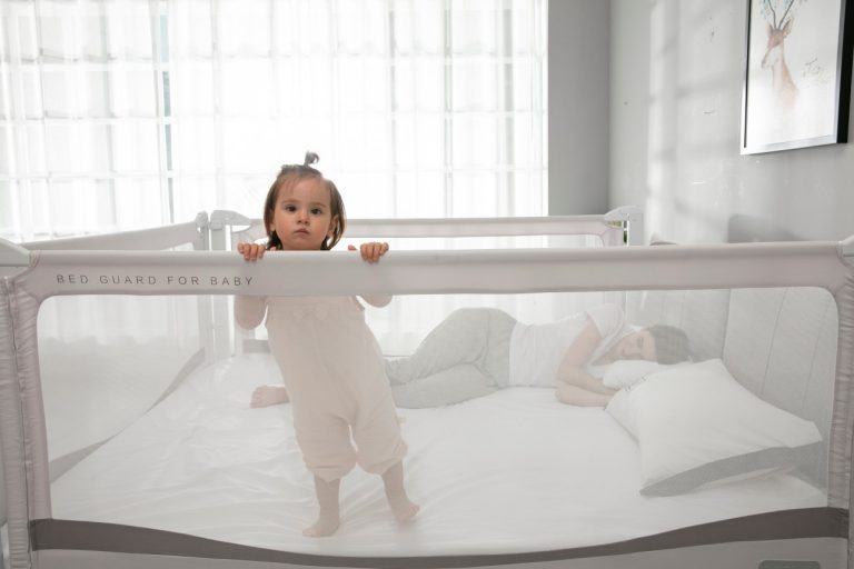 SUA vor interzice, prin lege, balansoarele inclinate si bumperele de patut pentru un somn sigur al bebelusilor