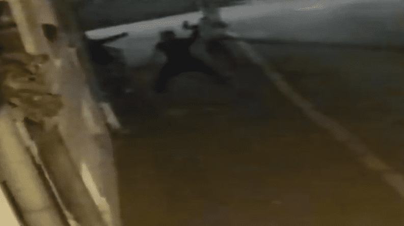 Scene socante in Fagaras! Mama si copil de 9 ani, loviti de un barbat nervos. Motivul? Un spatiu verde folosit de copii pentru joaca