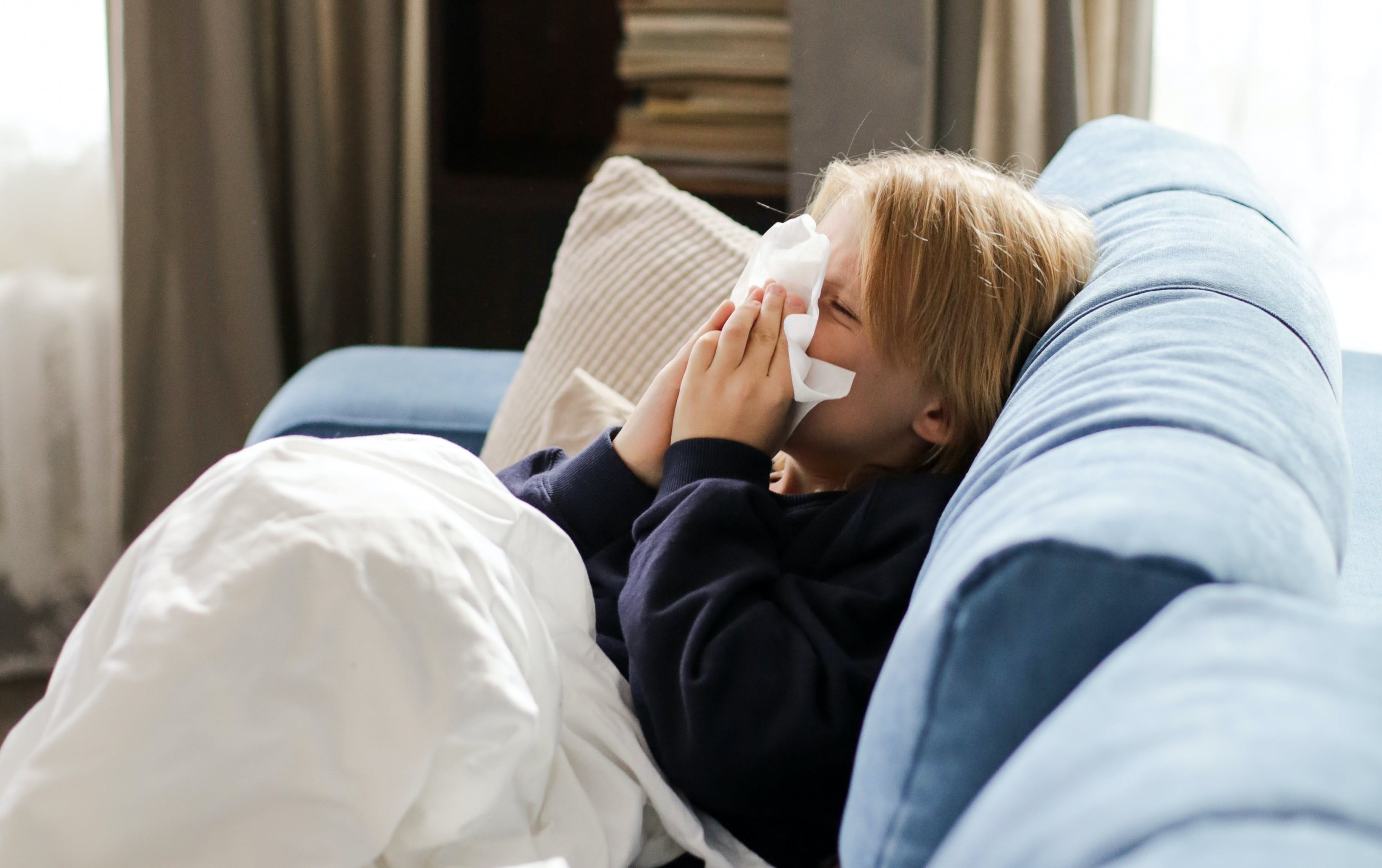 Copiii cu infectii respiratorii, contagiosi mai mult timp decat adultii! Cat trebuie tinut acasa un copil racit