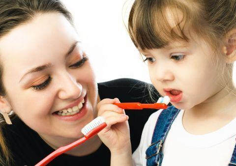 Copilului nu ii place sa se spele pe dinti, cum procedezi?