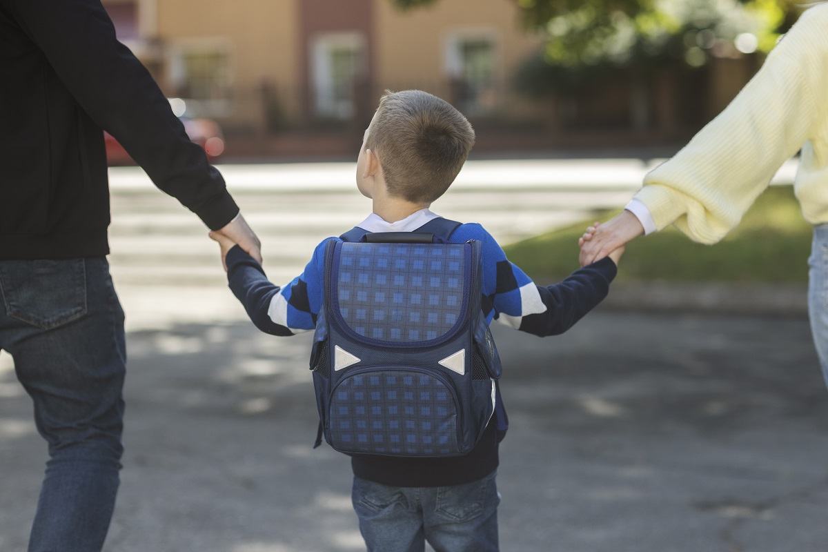 Au reinceput scolile si gradinitele. Cum sa-ti iei ramas bun de la copil, pentru a evita ca acesta sa planga
