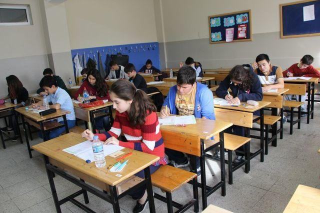 Evaluarea Nationala ar putea avea o a treia proba, la alegerea elevului. Varianta propusa in locul examenului separat de admitere la liceu