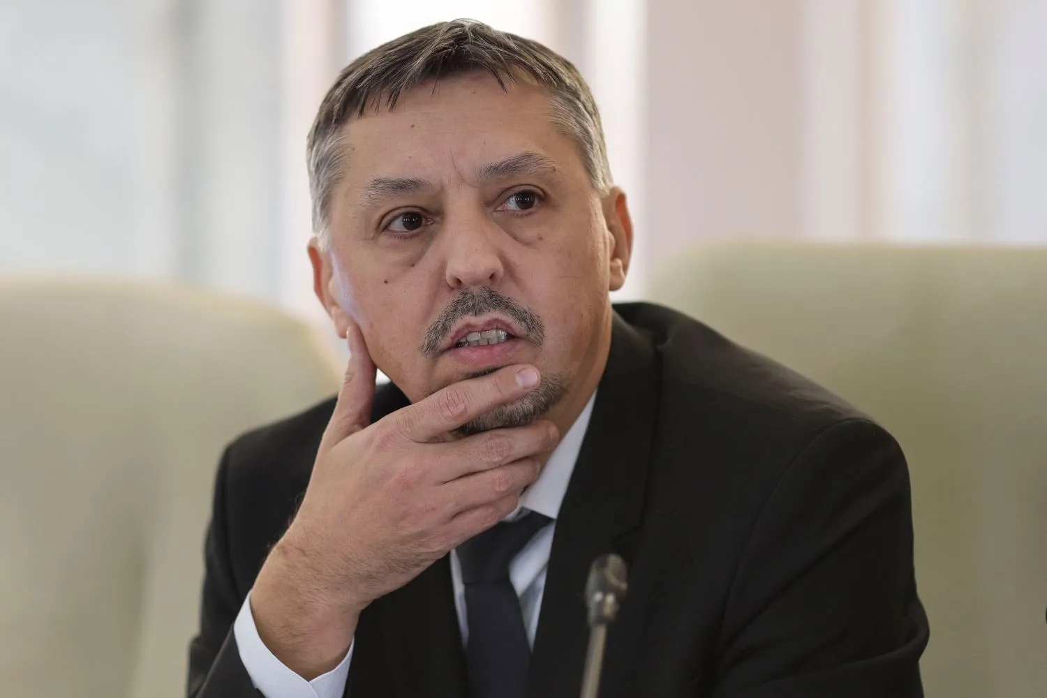 Ministrul Educatiei, despre temele excesive: 'Nu poti sa ceri unui elev care sta sase ore la scoala sa munceasca inca doua acasa. E inuman!'