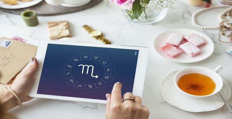 Horoscop weekend 21-23 august: Banii apar din senin, iar dragostea bate la usa pentru acesti nativi