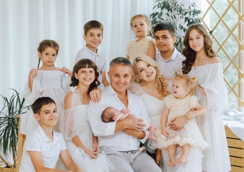 Influencerita Marina Carnat a devenit mama pentru a zecea oara. Cine este sotul ei si de ce toti copiii au nume care incep cu M sau T