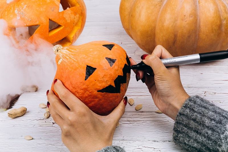 Idei de la mamici pentru a decora dovleci de Halloween