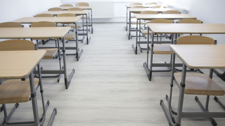 Elev injunghiat de zeci de ori, obligat sa invete in aceeasi clasa cu agresorul. Orele sunt monitorizate video