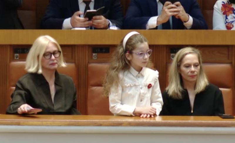 Aheea, fiica lui Nicusor Dan, i-a fost alaturi la ceremonia de investire. De ce mama ei a ramas acasa