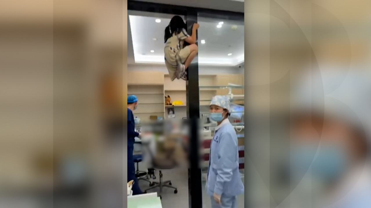 Spectacol neasteptat la dentist. O fetita s-a catarat pe tocul usii pana la tavan