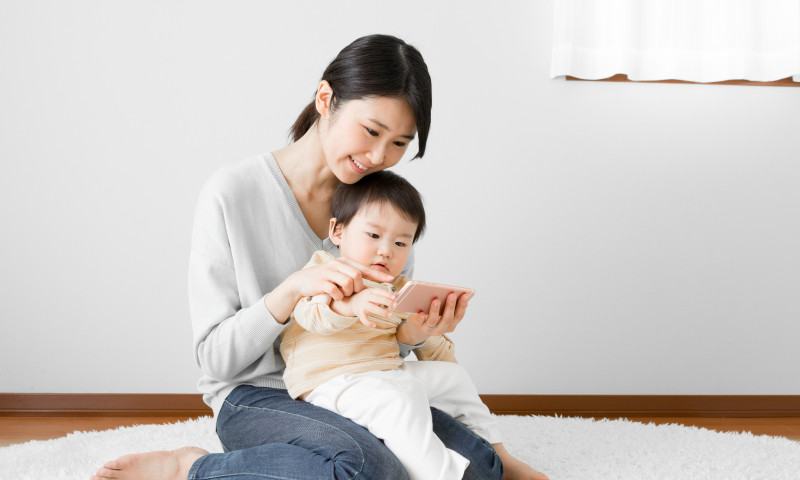 De ce femeile din Japonia prefera sa isi tina copii in brate, si nu in carut