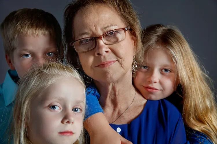 Femeia care a nascut al 13-lea copil la 62 de ani se afla acum intr-o lupta pentru custodia celui de-al 14-lea si al 15-lea copil