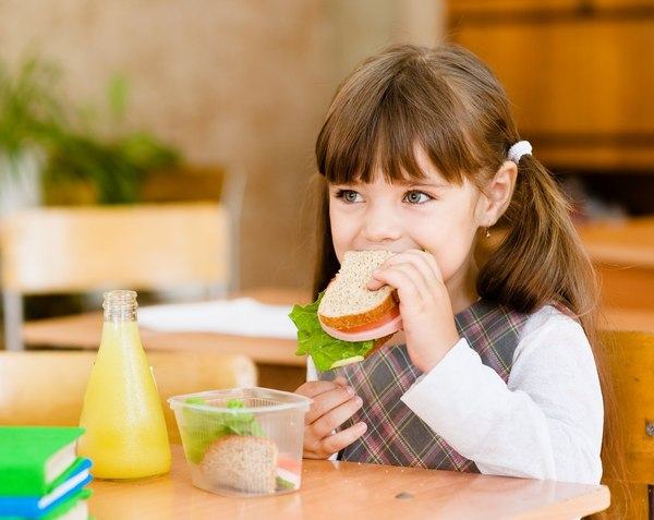 Ce trebuie sa le oferi copiilor la masa de pranz