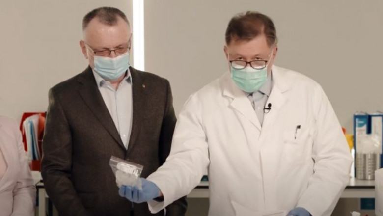 Alexandru Rafila si Sorin Cimpeanu, demonstratie privind folosirea corecta a testelor de saliva