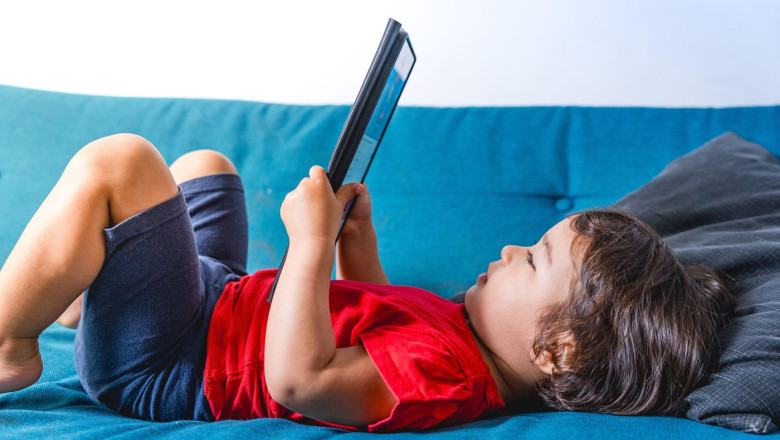 Nu pot tine un creion in mana si nu pot lega propozitii. Cum ajung ecranele sa afecteze copiii de gradinita