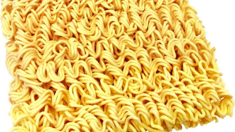 Adolescent de 13 ani mort după ce a mancat taitei cruzi. Medicii avertizeaza asupra unui trend periculos