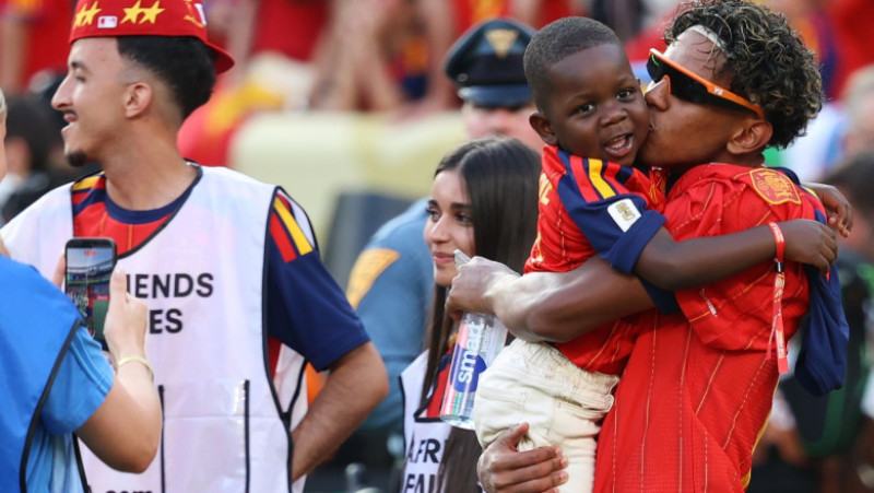 Imaginile cu Lamine Yamal si fratiorul sau au emotionat milioane de oameni. Momentul surprins imediat dupa castigarea Cupei Mondiale
