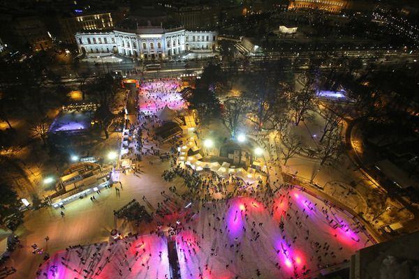 Se deschide imensul patinoar din Piata Primariei din Viena: 7.000 mp de gheata