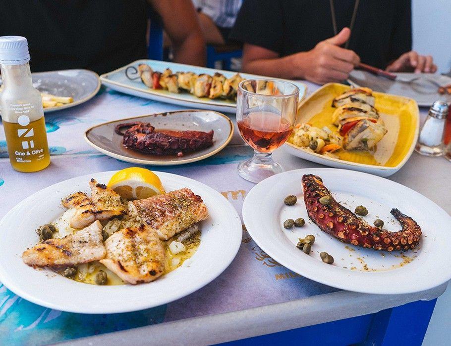 O familie de romani a publicat nota de plata de la un restaurant din Lefkada. Internetul s-a impartit in doua: „Nu uitati ca platiti si locatia”