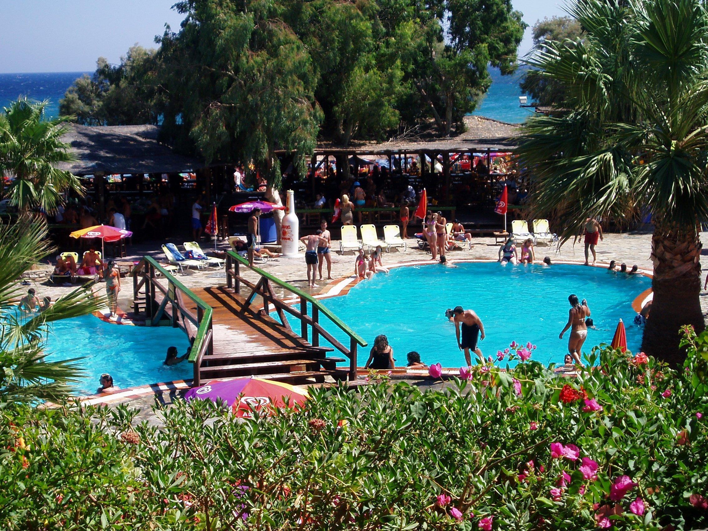 Un copil de 4 ani s-a inecat in piscina unui beach-bar din Paros. Piscina a fost ulterior inchisa de autoritati
