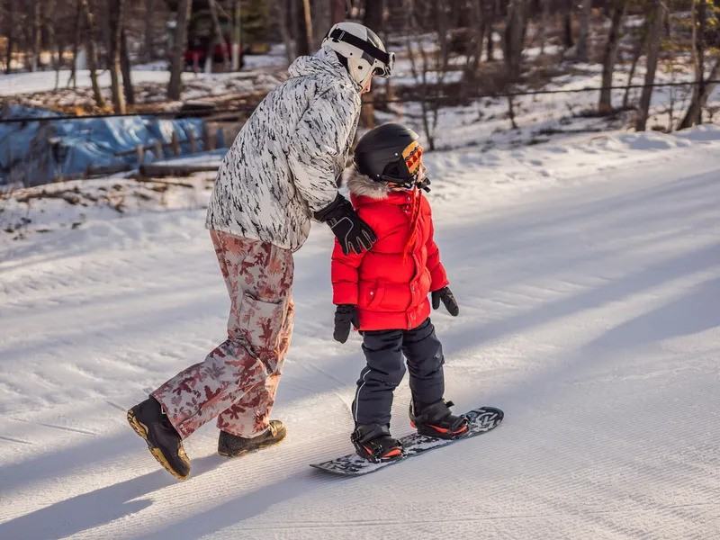 Vacanta de schi cu copilul pe Valea Prahovei sau in Poiana Brasov. Cat scoti din buzunar pentru o zi: minim 1.700 lei