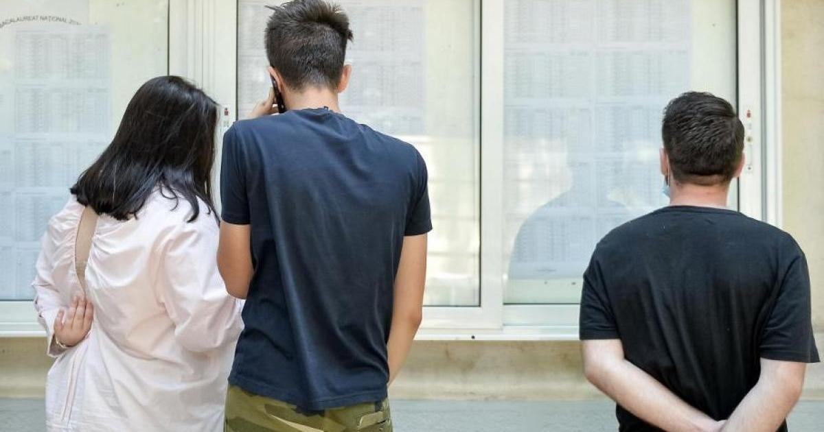Elevii cu media 10 la Bacalaureat si Evaluarea Nationala ar putea primi premii de la stat. Ce sume sunt propuse