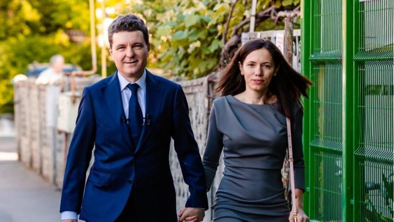 Nicusor Dan, surprins in timp ce cumpara haine pentru copiii sai dintr-un magazin accesibil. Reactiile romanilor: 