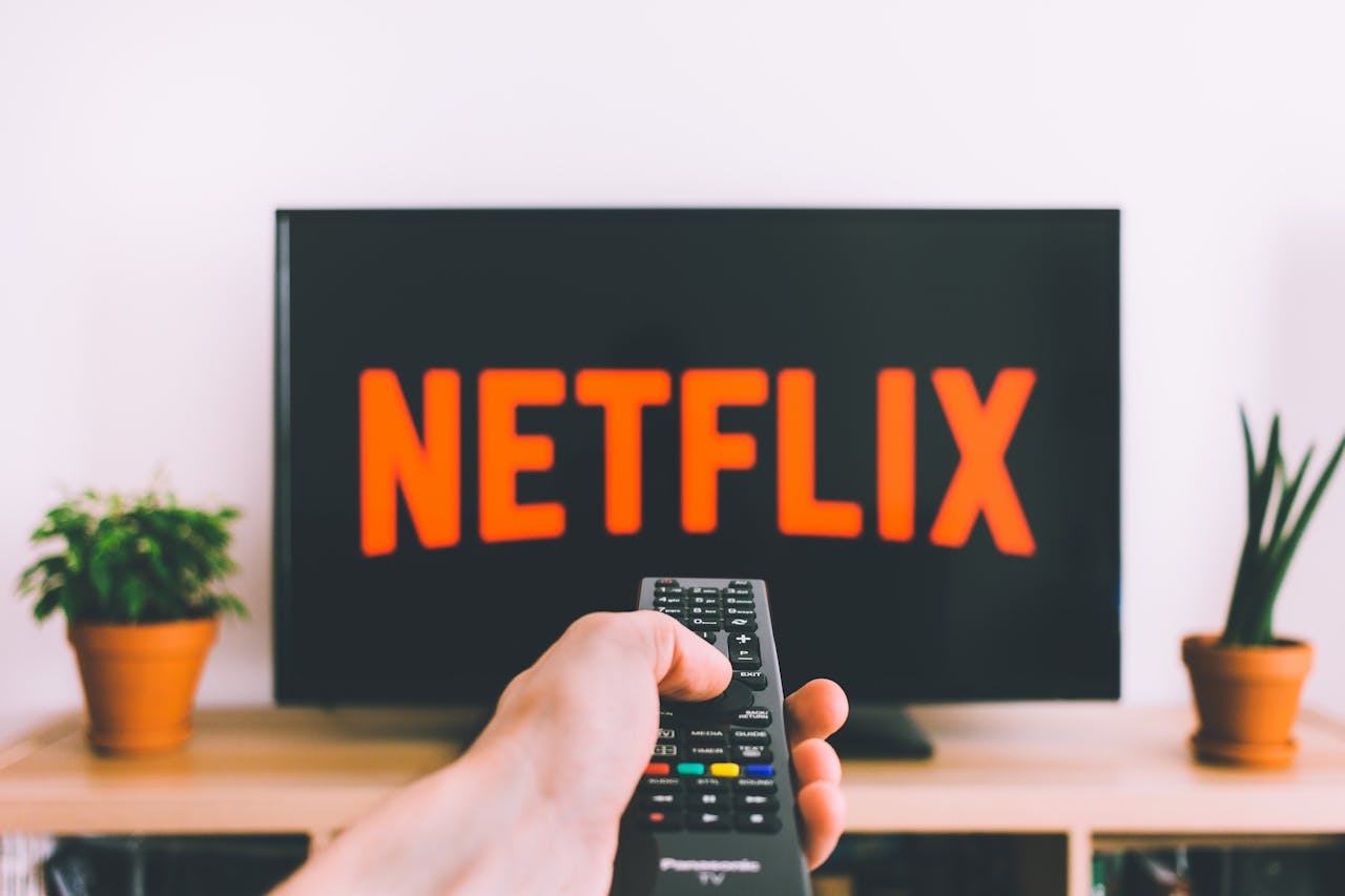 Abonament Netflix mai scump! Netflix scumpeste toate abonamentele pentru clientii din Romania. Care vor fi noile preturi