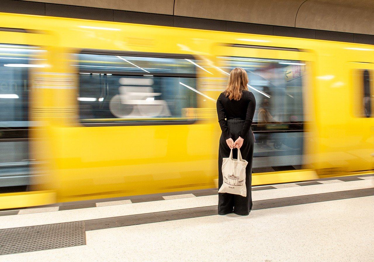 Abonamente gratuite la metrou pe tot anul pentru elevi, fara incarcare lunara