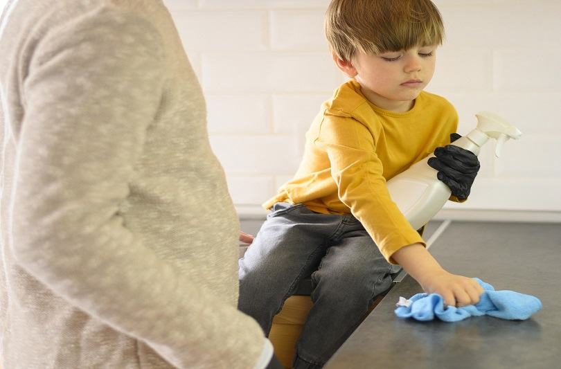 Copii responsabili, parinti relaxati: cat si cum ii implici in treburile casei