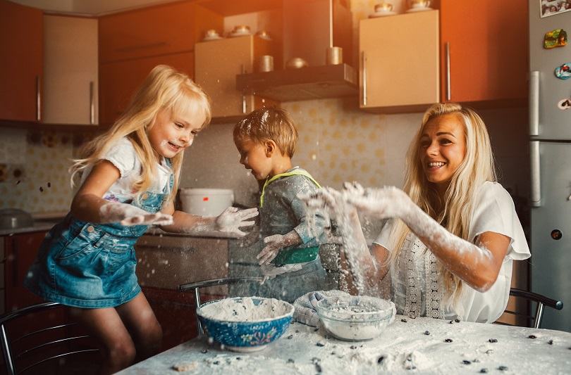 Educatie acasa: 7 activitati casnice care il ajuta pe copil sa creasca frumos