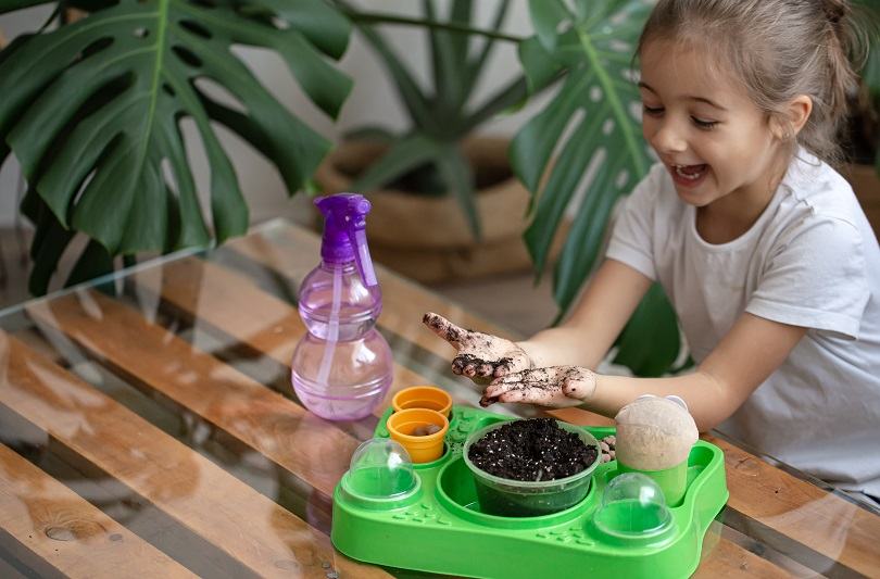 10 Activitati educative si distractive pentru copii cu obiecte din casa