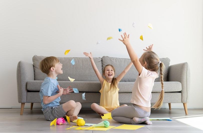 10 activitati care ii tin ocupati pe cei mici cand ai multa treaba (fara sa apelezi la ecrane)